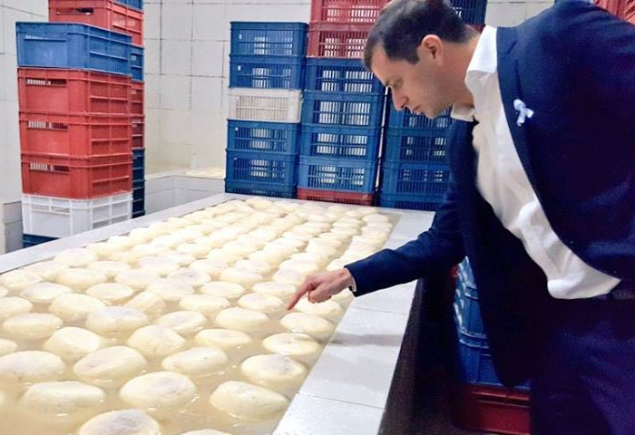 Bucca visitó una fábrica de lácteos