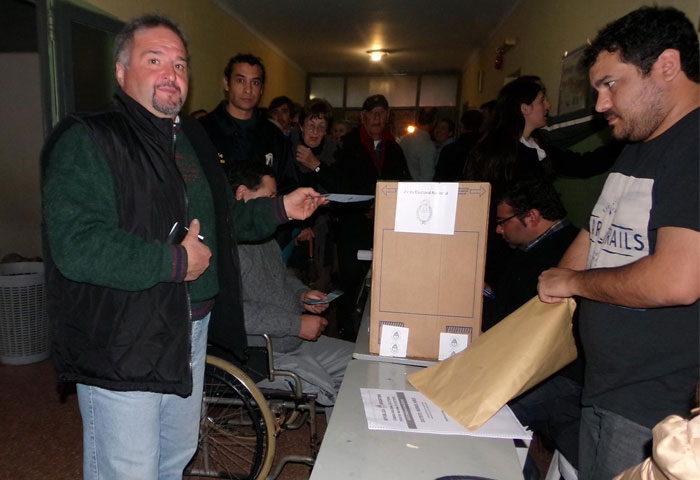 Cuello votó en la Escuela N° 6