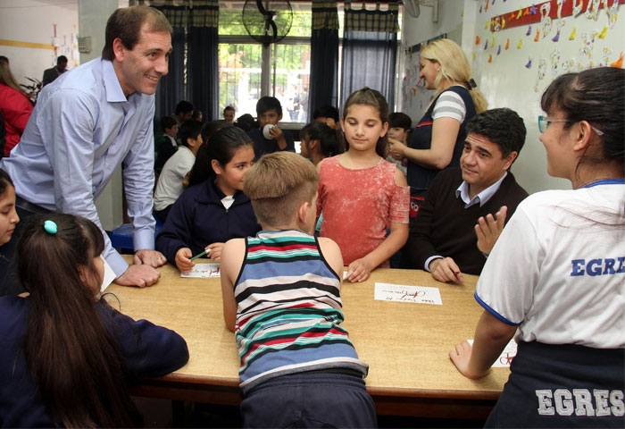 Garro visitó la casa del niño Barrio Hipódromo