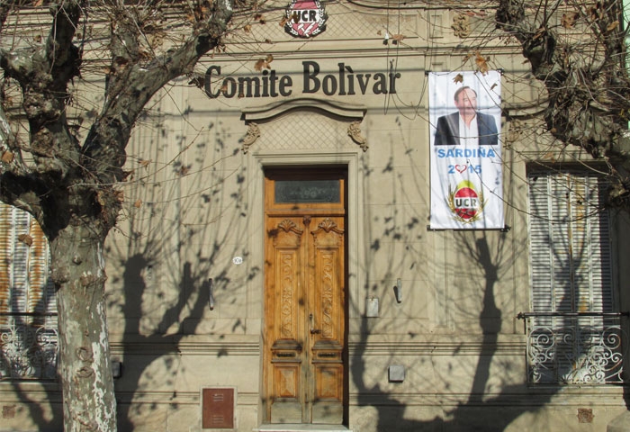 Sardiña, con banner en el frente del comité