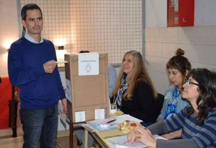 Votó González Hueso en la Escuela 1